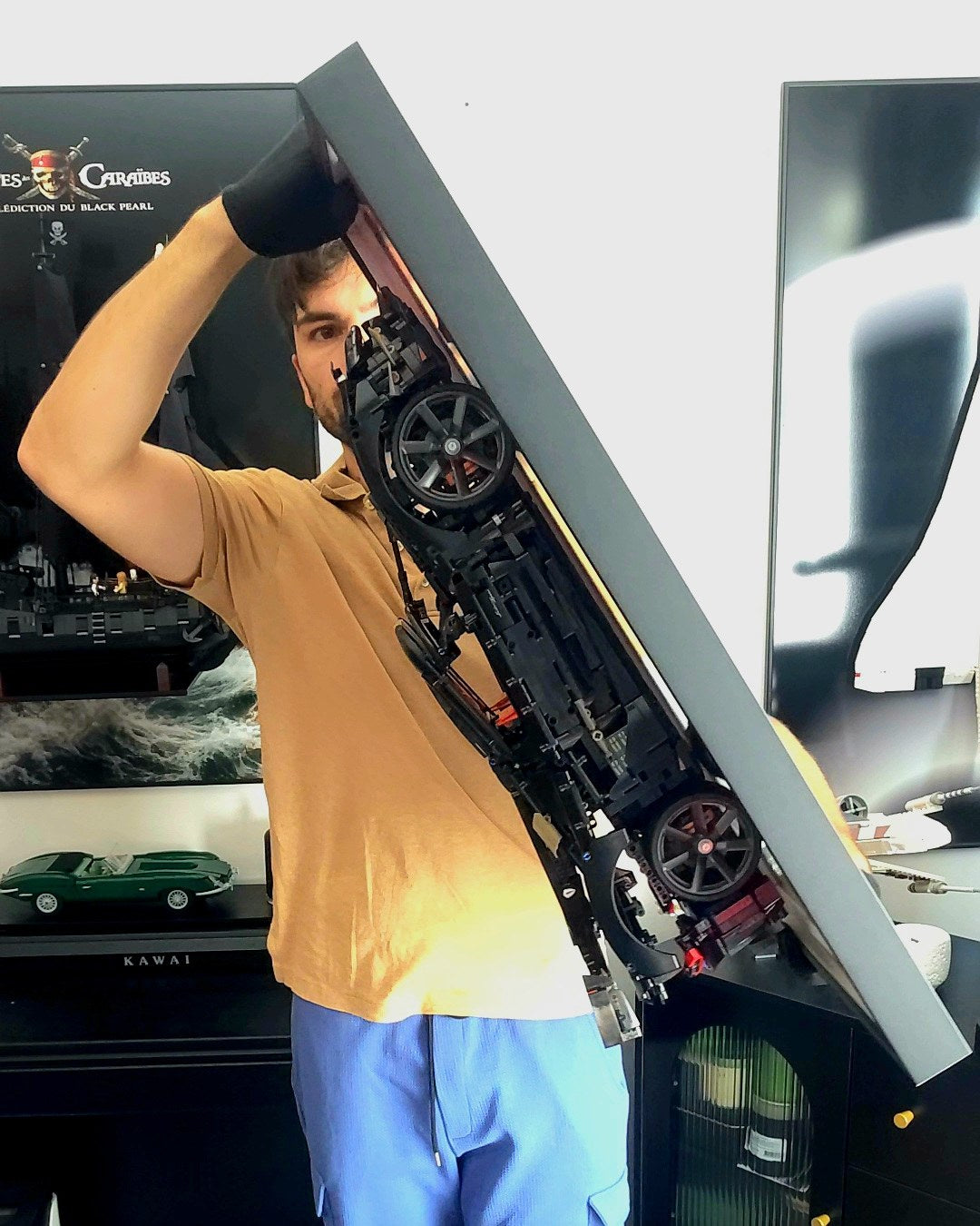 Tableau Kadris incliné à 45 degrés, le set LEGO Technic reste fixé sur ses supports métalliques