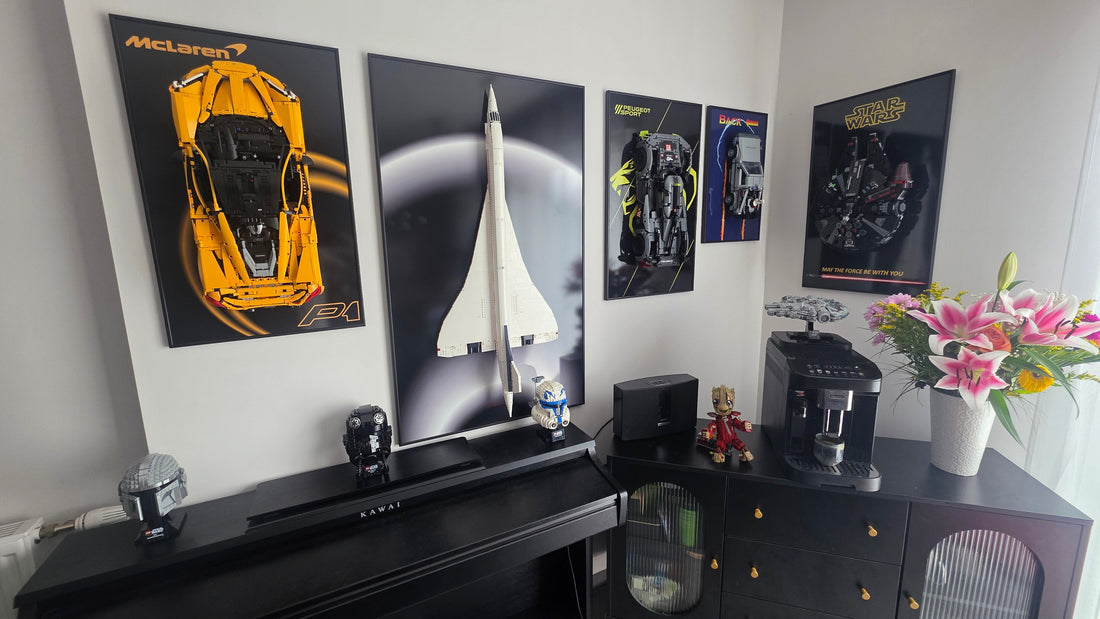 Plusieurs tableaux muraux Kadris exposant des sets LEGO dans une pièce