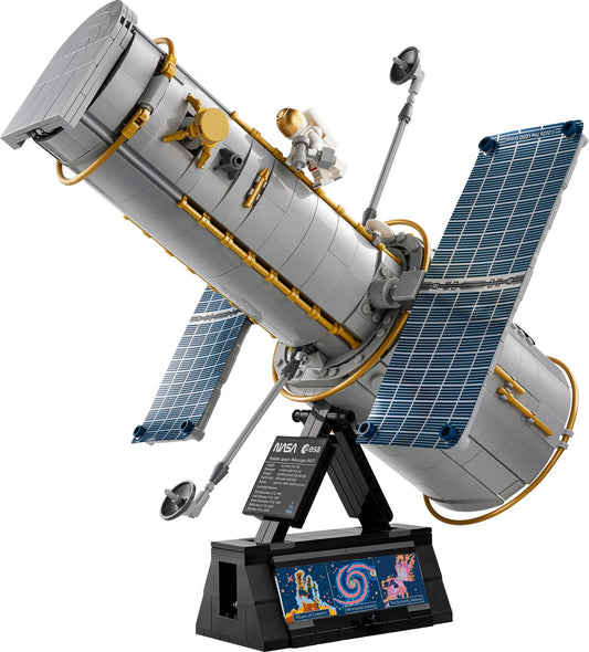 Set LEGO® Icons Hubble Space Telescope 11382 monté sur son socle d'exposition