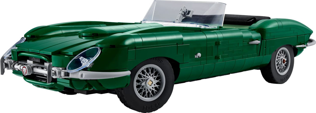 Set LEGO® Icons Jaguar E-Type 11381 monté, carrosserie verte, vue trois-quarts