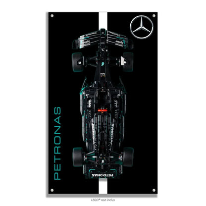 F1 Mercedes LEGO 42171 – Style Bande Verticale Noir, finition Entretoises – Fond noir avec bande verticale blanche et texte PETRONAS vertical, vis aux 4 coins – Tableau mural aluminium Kadris