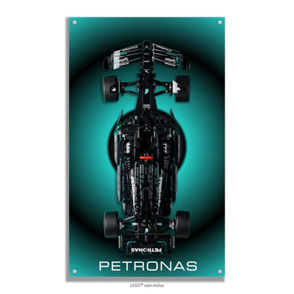 F1 Mercedes LEGO 42171 – Style Halo Petronas, finition Entretoises – Fond turquoise en halo central, texte PETRONAS en bas, vis aux 4 coins – Tableau mural aluminium Kadris