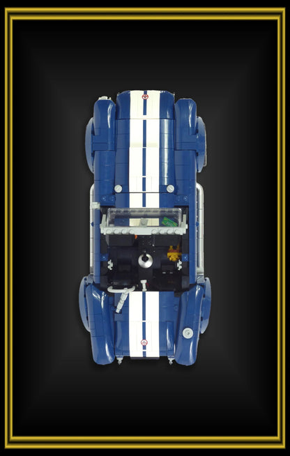 Shelby Cobra 427 S/C LEGO 10357 – Style Bordure Dorée Élégante – Vue de face, fond noir vignette avec bordure dorée double-trait – Tableau mural aluminium Kadris