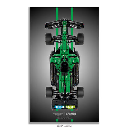 F1 Aston Martin Aramco AMR25 LEGO Technic 42240 – Style Gris racing stripes, finition Cadre aluminium noir – fond gris bandes vertes logos Aston Martin – Tableau mural aluminium Kadris
