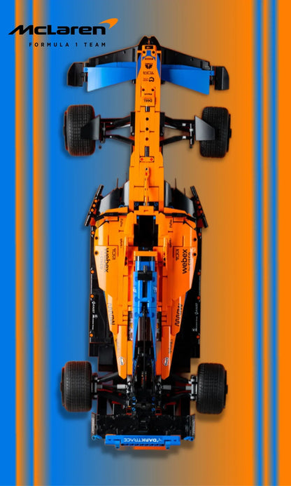 F1 McLaren LEGO 42141 – Style Rayures – Vue de face, fond bandes verticales bleu et orange – Tableau mural aluminium Kadris