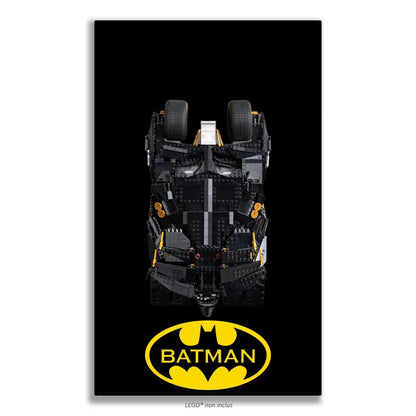 Batmobile Tumbler LEGO 76240 – Style Logo Combiné Texte Intégré, finition Cadre aluminium noir – Fond noir pur, texte BATMAN intégré au bat-signal en bas, sans vis apparentes – Tableau mural aluminium Kadris