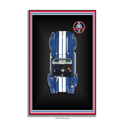 Shelby Cobra 427 S/C LEGO 10357 – Style Bordure Tricolore Bleu Blanc Rouge, finition Cadre aluminium noir – Fond noir avec bordure tricolore épaisse, sans vis apparentes – Tableau mural aluminium Kadris