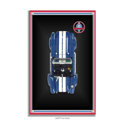 Shelby Cobra 427 S/C LEGO 10357 – Style Bordure Tricolore Bleu Blanc Rouge, finition Entretoises – Fond noir avec bordure tricolore épaisse, vis aux 4 coins – Tableau mural aluminium Kadris