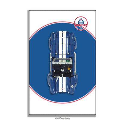 Shelby Cobra 427 S/C LEGO 10357 – Style Pastille Bleue Logo Cobra Réaliste, finition Cadre aluminium noir – Fond blanc avec pastille bleue et logo Cobra réaliste, sans vis apparentes – Tableau mural aluminium Kadris