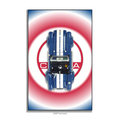 Shelby Cobra 427 S/C LEGO 10357 – Style Logo Cobra Géant Bleu Rouge, finition Cadre aluminium noir – Logo Cobra géant en arrière-plan, halo bleu rouge blanc, sans vis apparentes – Tableau mural aluminium Kadris