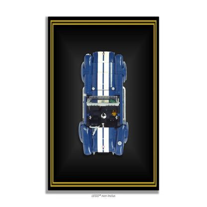Shelby Cobra 427 S/C LEGO 10357 – Style Bordure Dorée Élégante, finition Cadre aluminium noir – Vue de face sans vis apparentes – Tableau mural aluminium Kadris