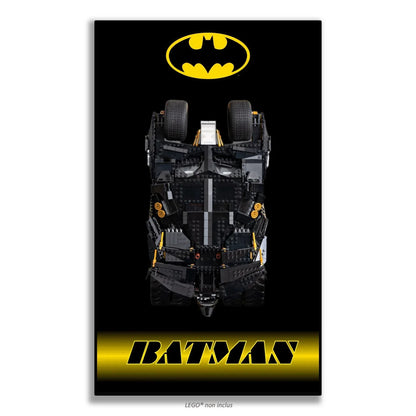 Batmobile Tumbler LEGO 76240 – Style Logo Bat-Signal Texte Doré, finition Cadre aluminium noir – Vue de face sans vis apparentes – Tableau mural aluminium Kadris