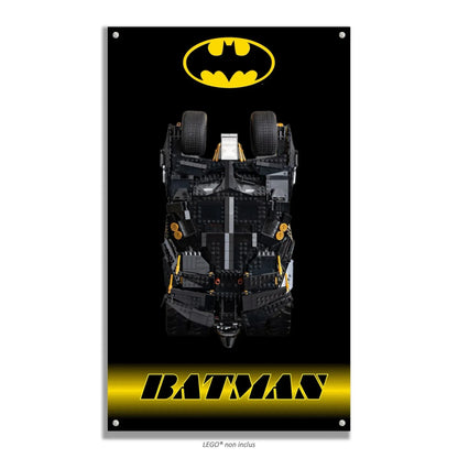 Batmobile Tumbler LEGO 76240 – Style Logo Bat-Signal Texte Doré, finition Entretoises – Vue de face avec vis aux 4 coins – Tableau mural aluminium Kadris