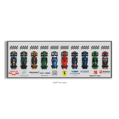 F1 LEGO Speed Champion x10 – Tableau panoramique – Style Fond Gris, finition Cadre aluminium noir – Fond gris clair avec double bordure noire fine, sans vis apparentes – Tableau mural aluminium Kadris
