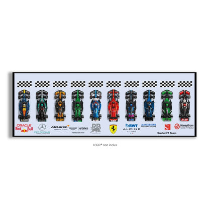 F1 LEGO Speed Champion x10 – Tableau panoramique – Style Fond Bleu Pâle, finition Cadre aluminium noir – Fond bleu pâle uni, sans vis apparentes – Tableau mural aluminium Kadris