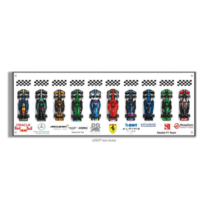 F1 LEGO Speed Champion x10 – Tableau panoramique – Style Fond Blanc Pur, finition Entretoises – Fond blanc avec double bordure noire fine, vis aux 4 coins – Tableau mural aluminium Kadris