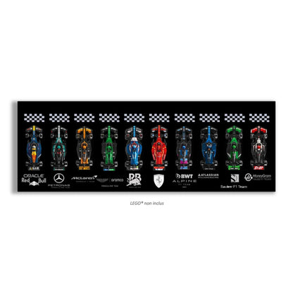 F1 LEGO Speed Champion x10 – Tableau panoramique – Style Fond Noir Texte Gris, finition Cadre aluminium noir – Fond noir uni avec logos en gris, sans vis apparentes – Tableau mural aluminium Kadris