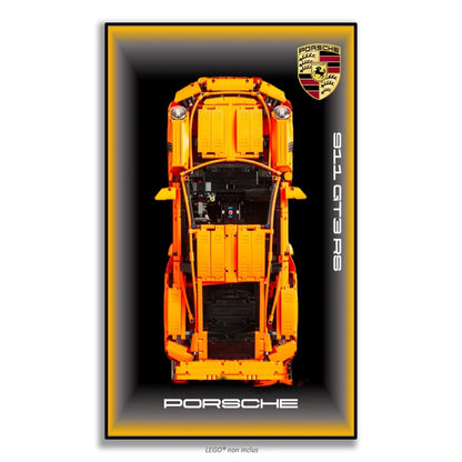 Porsche 911 GT3 RS LEGO 42056 – Style Vignette Dorée, finition Cadre aluminium noir – Vue de face sans vis apparentes – Tableau mural aluminium Kadris