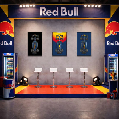 F1 Red Bull Racing LEGO 42206 – Présentation des 3 styles disponibles (Fond Noir Pur Sobre, Logo Oracle Red Bull Soleil, Taureaux Fond Bleu Marine) – Photo installée au mur dans un stand Red Bull Racing – Tableau mural aluminium Kadris