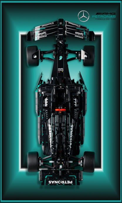 F1 Mercedes LEGO 42171 – Style Cadre Turquoise – Vue de face, fond turquoise avec double cadre noir et blanc, logos Mercedes AMG Petronas officiels – Tableau mural aluminium Kadris