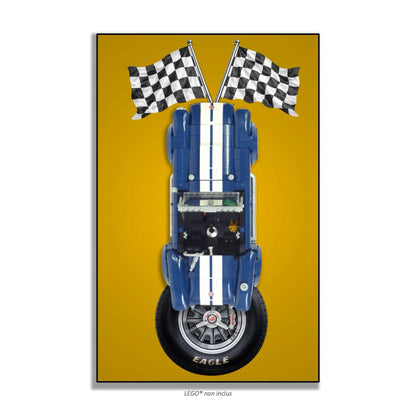 Shelby Cobra 427 S/C LEGO 10357 – Style Drapeaux Damier Grands Fond Jaune, finition Cadre aluminium noir – Fond jaune avec grands drapeaux à damier et pneu Eagle, sans vis apparentes – Tableau mural aluminium Kadris