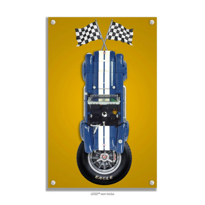 Shelby Cobra 427 S/C LEGO 10357 – Style Drapeaux Damier Compacts Fond Jaune, finition Entretoises – Fond jaune avec drapeaux à damier et pneu Eagle, vis aux 4 coins – Tableau mural aluminium Kadris