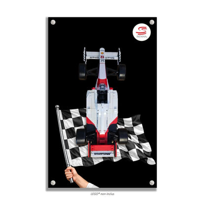 McLaren MP4/4 Ayrton Senna LEGO 10330 – Style Drapeau Photo, finition Entretoises – Fond noir avec drapeau à damier tenu à la main, vis aux 4 coins – Tableau mural aluminium Kadris