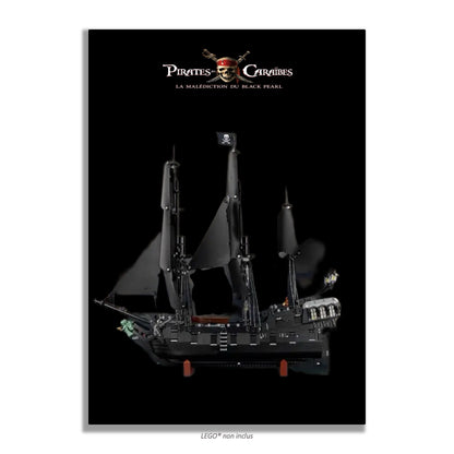 Bateau pirate Jack Sparrow LEGO Icons 10365 – Style Minimaliste Pirates, finition Cadre aluminium noir – fond noir logo Pirates des Caraïbes – Tableau mural aluminium Kadris