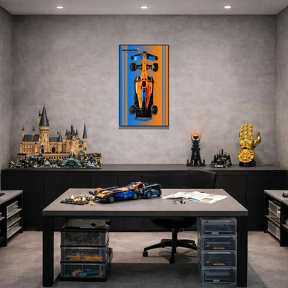F1 McLaren LEGO 42141 – Style Rayures – Photo installée au mur dans un atelier LEGO – Tableau mural aluminium Kadris