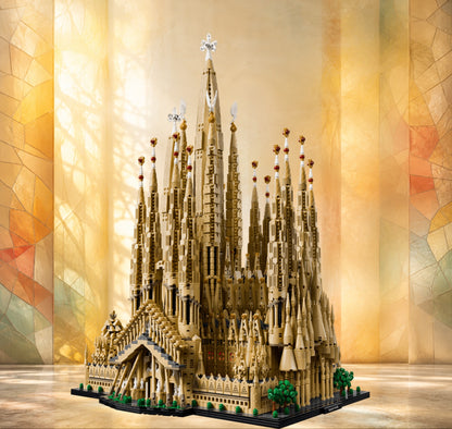 La Sagrada Família LEGO® 21065 – Décor Verrière dorée – Set LEGO® en place dans le meuble – Fond de meuble aluminium Kadris®