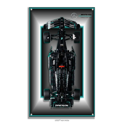 F1 Mercedes LEGO 42171 – Style Cadre Néon Gris, finition Entretoises – Fond gris en vignette avec contour néon turquoise, vis aux 4 coins – Tableau mural aluminium Kadris