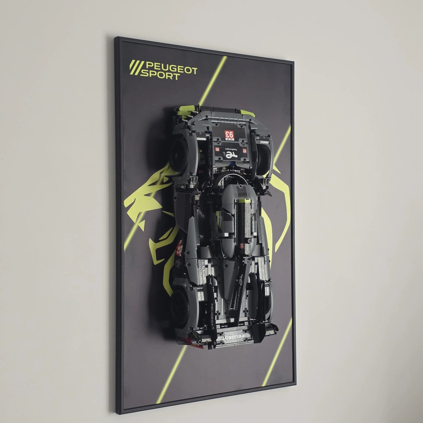 Peugeot 9X8 LEGO 42156 – Style Lion Géant, finition Cadre aluminium noir – Photo installée au mur en perspective – Tableau mural aluminium Kadris