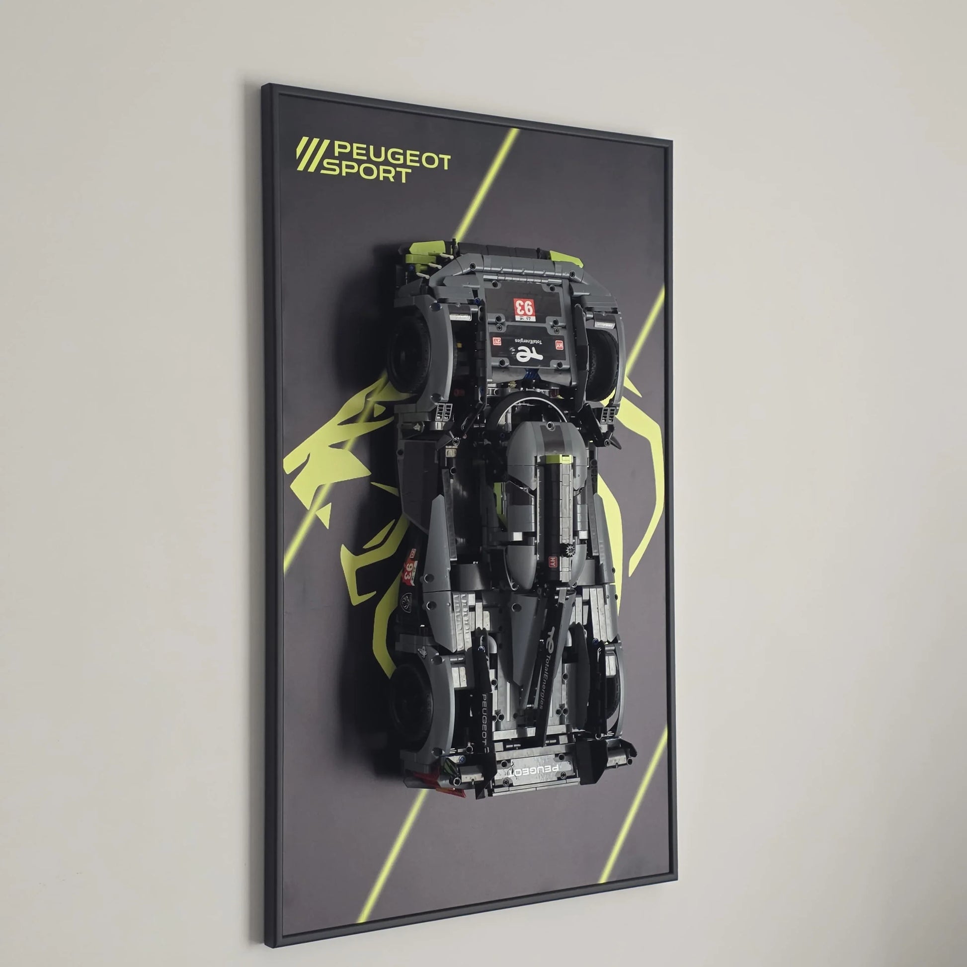 Peugeot 9X8 LEGO 42156 – Style Lion Géant, finition Cadre aluminium noir – Photo installée au mur en perspective – Tableau mural aluminium Kadris