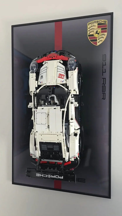 Porsche 911 RSR LEGO 42096 – Style Bande Rouge, finition Cadre aluminium noir – Photo installée au mur en perspective – Tableau mural aluminium Kadris